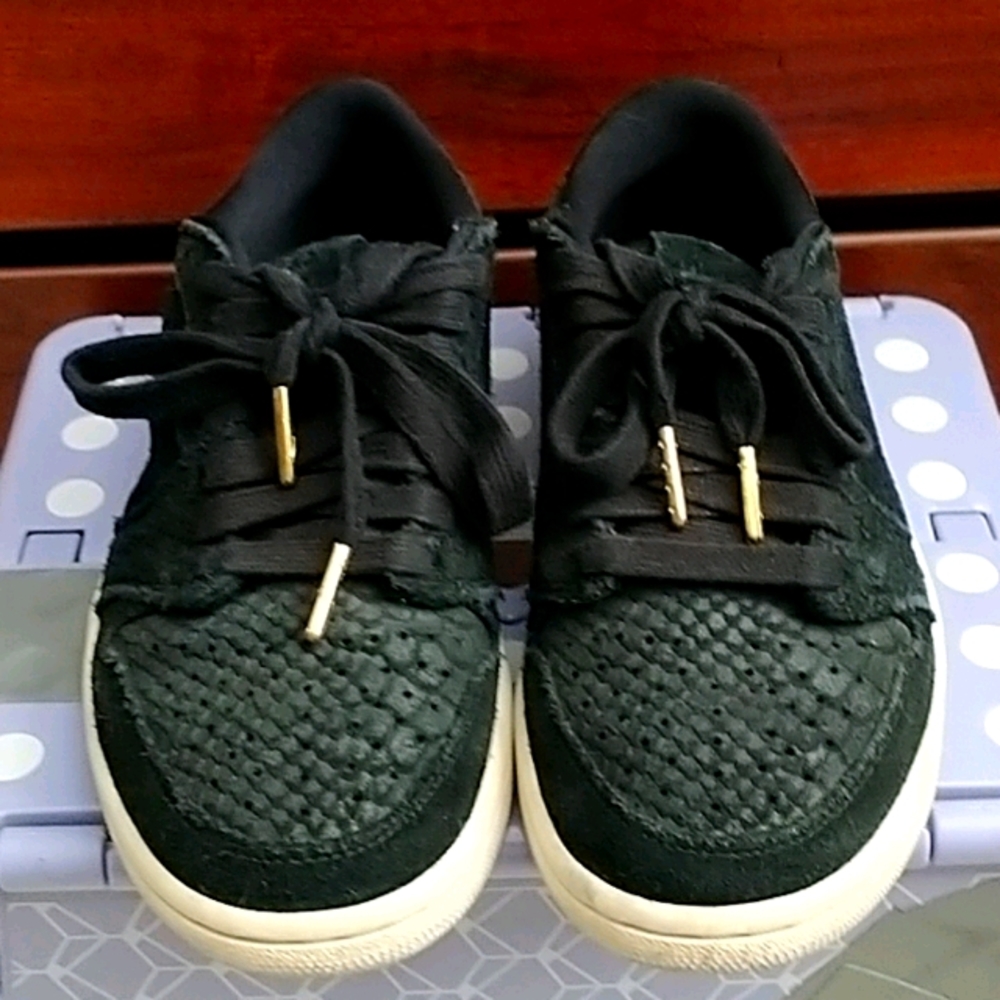 Black Nike Sneakers size 6.5